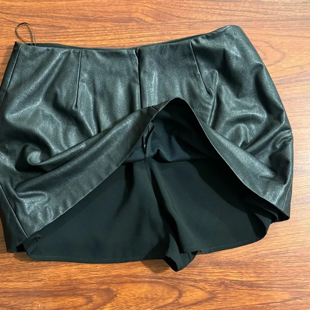 x REVOLVE Dale Skort in Black Leather
Amanda Uprichard - Women’s Size M - Picture 5 of 11